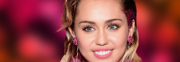 Premian a la famosa actriz Miley Cyrus por su defensa de los animales