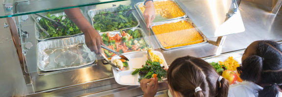 Francia: Escuelas ofrecerán al menos un almuerzo sin carne por semana