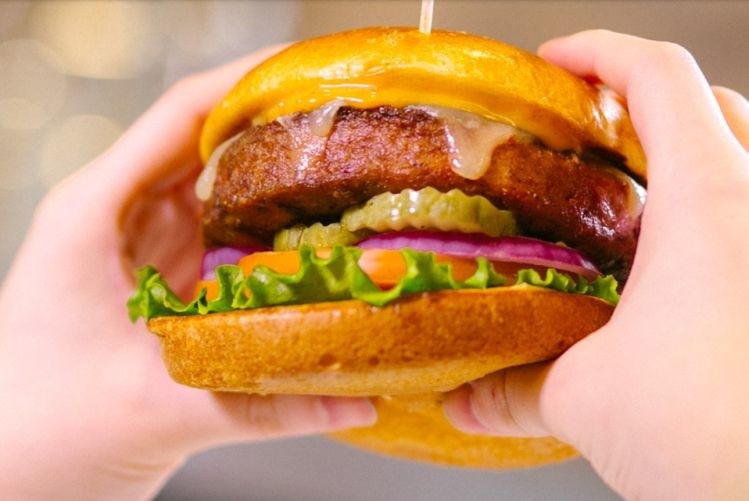 beyond meat dona 1 millon de beyond burgers